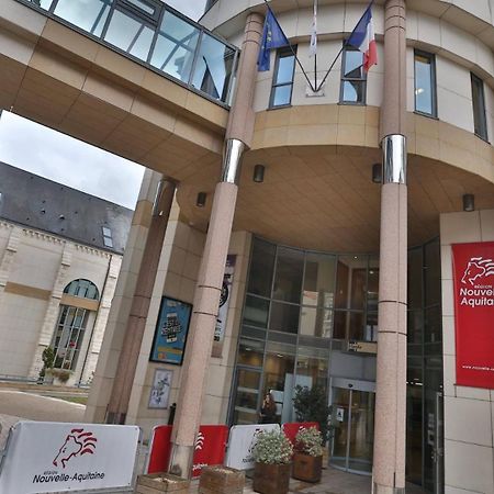 Comedy: Heart Of Town Facing The Na Region Poitiers Eksteriør billede
